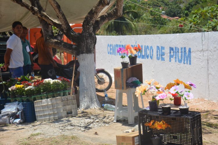 Cemitérios de Parnamirim tem grande circulação de público no Dia de Finados