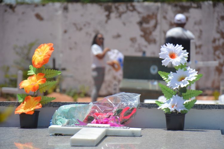 Cemitérios de Parnamirim tem grande circulação de público no Dia de Finados