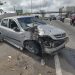 Carro atravessa canteiro, derruba árvore e para na contramão da BR-101 em Natal