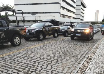 PF e forças de segurança do RN fazem operação contra grupo que comanda tráfico de drogas no bairro Mãe Luiza, em Natal