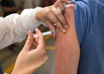 Natal inicia vacinação de idosos com 80 anos ou mais com 5ª dose contra a Covid-19