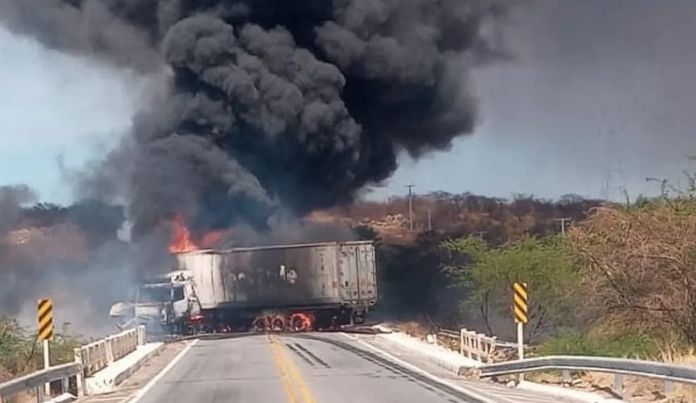 Caminhões pegam fogo após colisão e BR-304 é interditada no RN