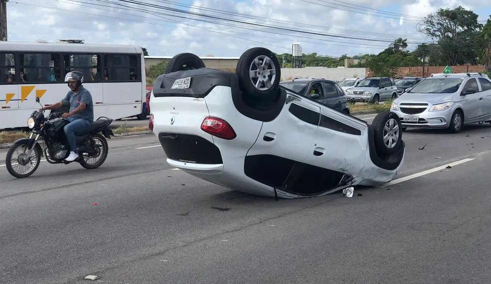 Carro capota após colisão na BR-101 entre Parnamirim e Natal