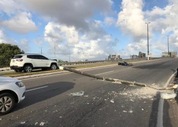 Poste cai em cima de moto após ser atingido por carro na Zona Sul de Natal; motociclista fica ferido
