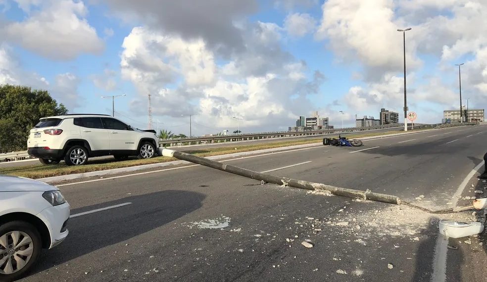 Poste cai em cima de moto após ser atingido por carro na Zona Sul de Natal; motociclista fica ferido