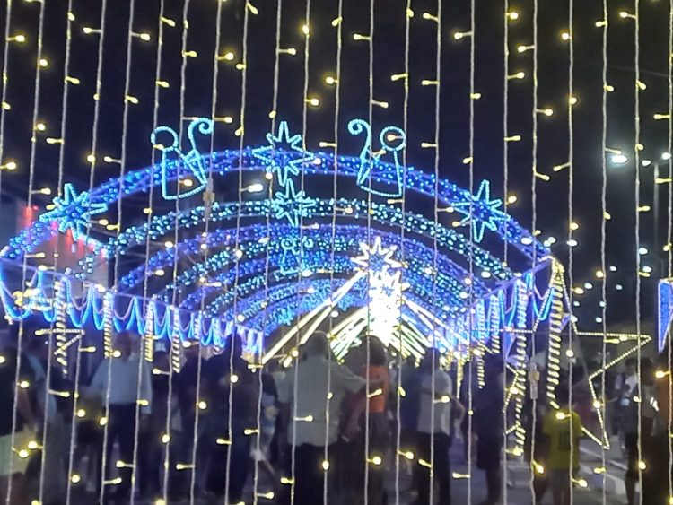 Prefeitura de Parnamirim acende iluminação natalina no município