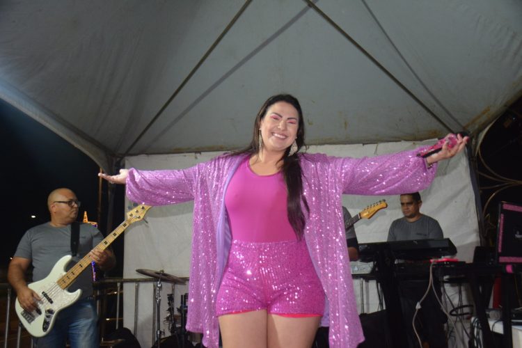 Prefeitura de Parnamirim acende iluminação natalina no município