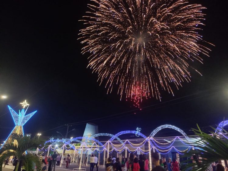 Prefeitura de Parnamirim acende iluminação natalina no município