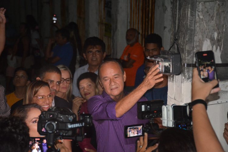 Prefeitura de Parnamirim acende iluminação natalina no município