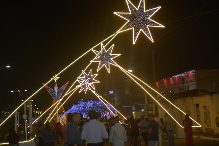 Prefeitura de Parnamirim acende iluminação natalina no município