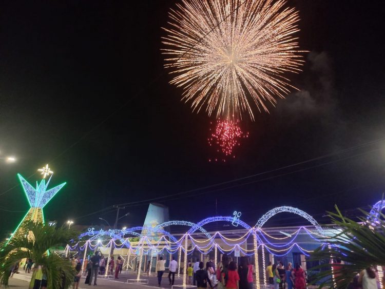 Prefeitura de Parnamirim acende iluminação natalina no município