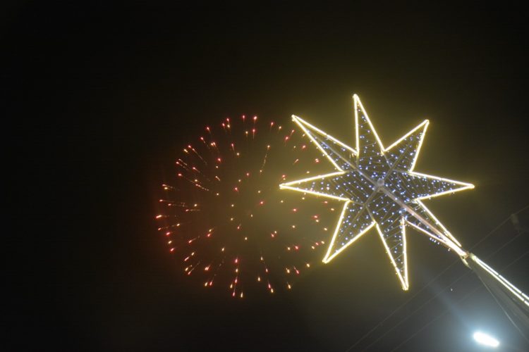 Prefeitura de Parnamirim acende iluminação natalina no município