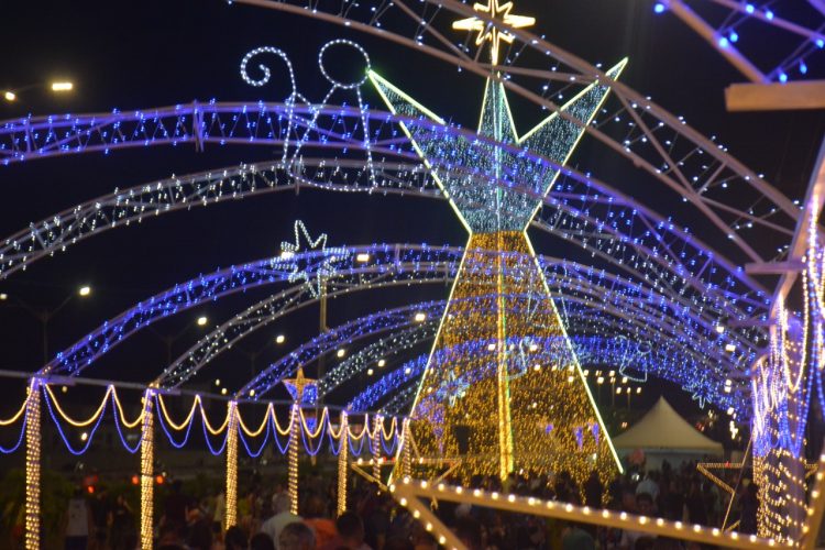 Prefeitura de Parnamirim acende iluminação natalina no município