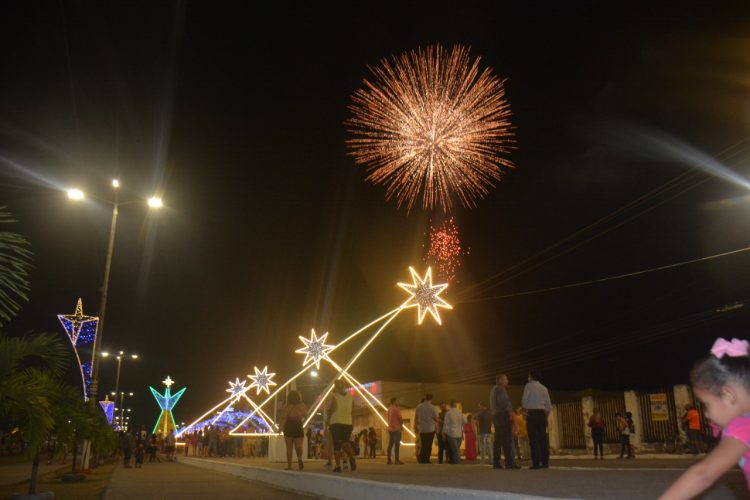 Prefeitura de Parnamirim acende iluminação natalina no município