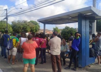 Ônibus demoram e paradas ficam lotadas em Natal nesta segunda-feira de jogo da Seleção
