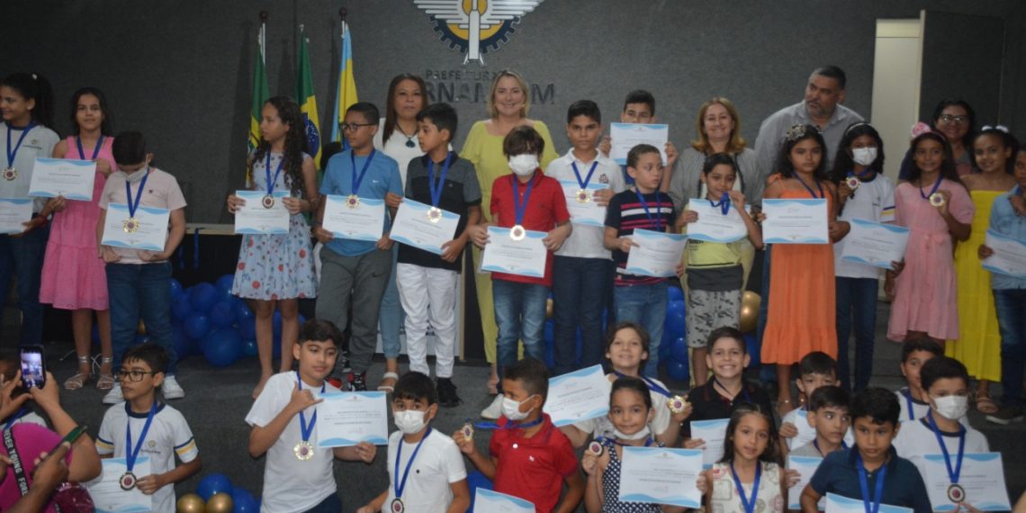 Prefeitura de Parnamirim premia alunos da rede municipal que se destacaram na OBMEP Mirim