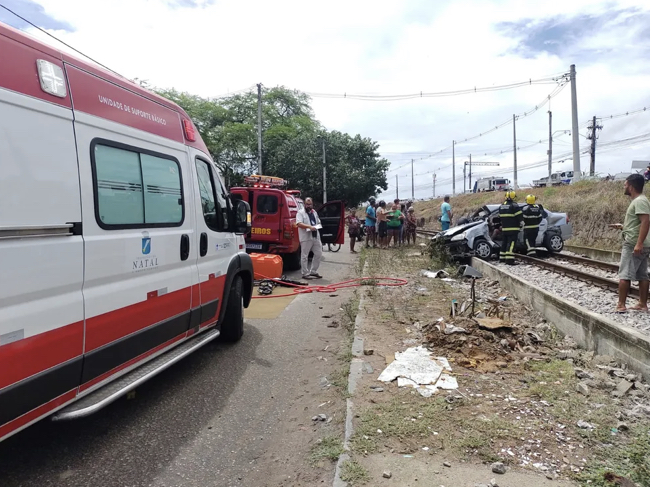 Carro é atingido por trem em Natal e motorista fica ferido