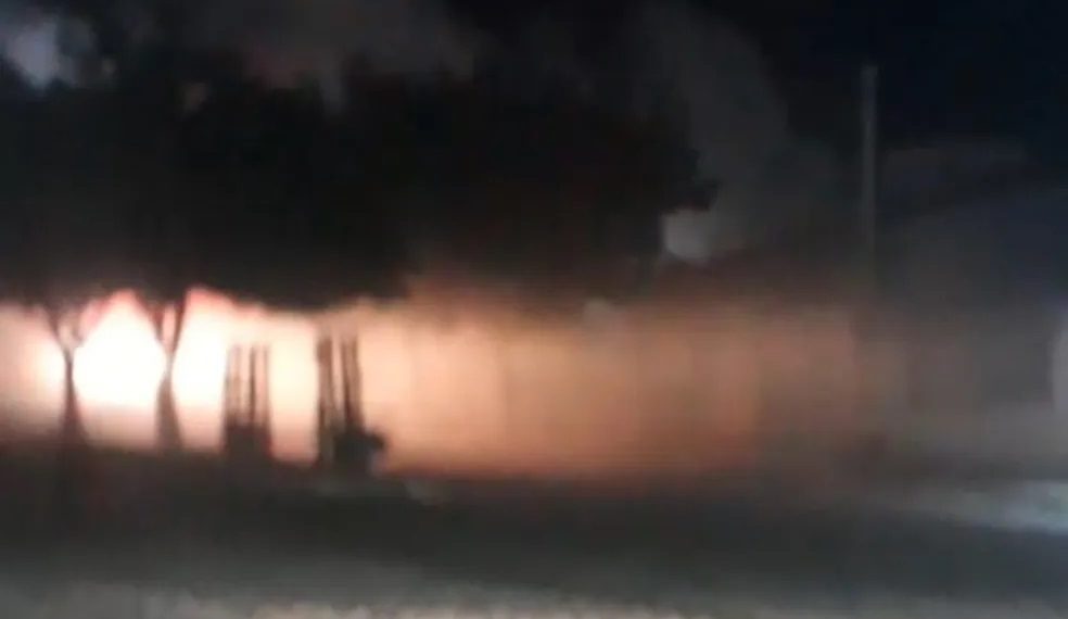 Incêndio atinge casa no Seridó potiguar e bombeiros são chamados para controlar o fogo