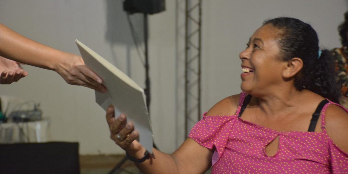 Mais de 100 famílias parnamirinenses são beneficiadas com títulos de regularização fundiária