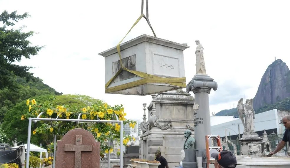 120 anos após explosão do dirigível Pax em Paris, restos mortais de Augusto Severo são exumados para voltar ao RN