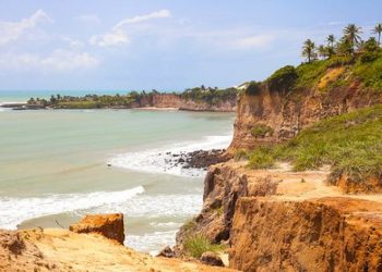 Turistas são alertados sobre os riscos de desabamentos das falésias em Parnamirim