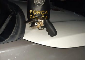 Homem com tornozeleira eletrônica troca tiros com a PM, é baleado e acaba preso na Grande Natal