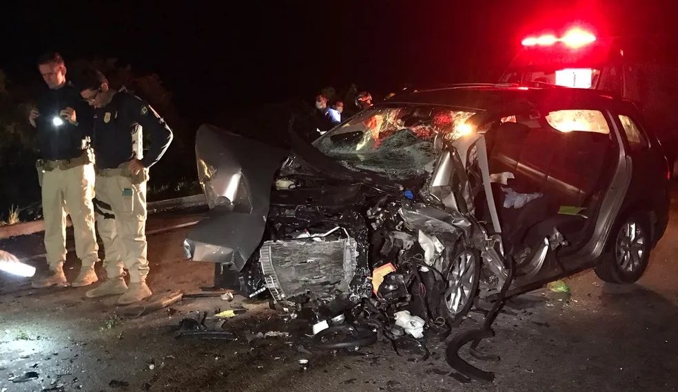 Duas pessoas morrem e quatro ficam feridas em batida entre dois carros na BR-101 no RN