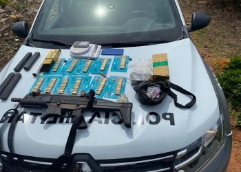 Polícia encontra submetralhadora enterrada durante ação na Zona Oeste de Natal