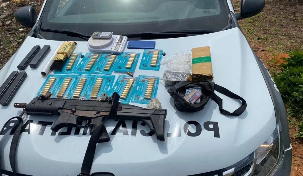 Polícia encontra submetralhadora enterrada durante ação na Zona Oeste de Natal