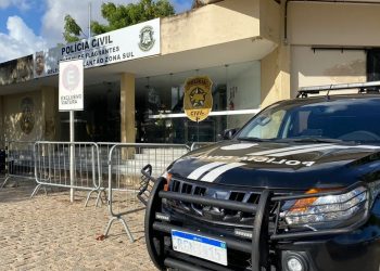 Mãe e filho suspeitos de tráfico de drogas são presos na Zona Oeste de Natal