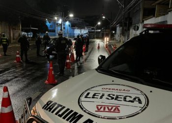 Suspeita por tráfico de drogas tenta fugir de blitz e é presa em Natal