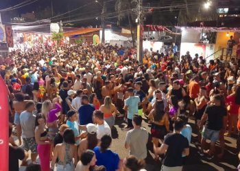 Foliões lotam polos Pirangi e Pium neste sábado de Carnaval