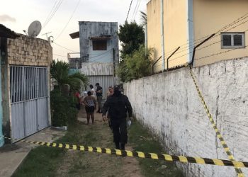 Mulher é morta a facadas dentro de casa e marido é preso suspeito do crime em Natal