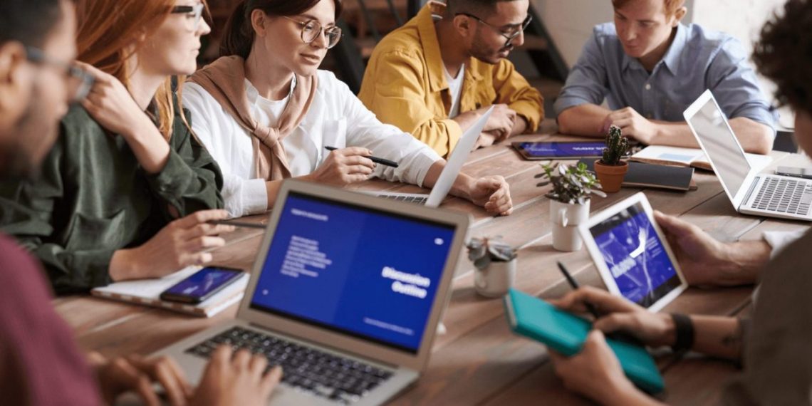 Geração Z no mercado de trabalho: executiva lista 4 ações para motivá-los