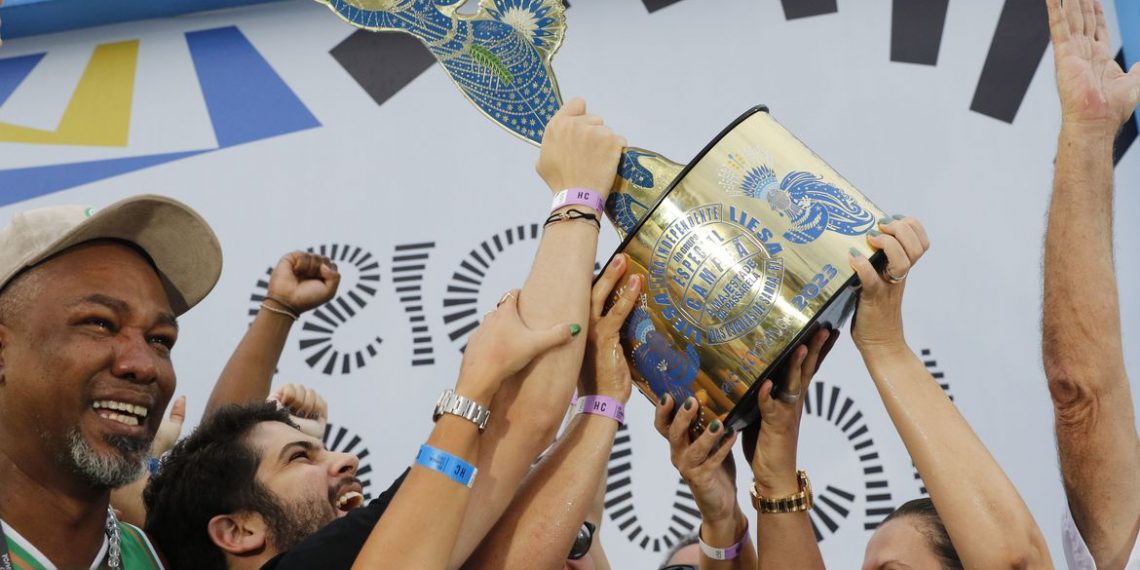 Campeã: Imperatriz Leopoldinense celebra fim de jejum de 22 anos