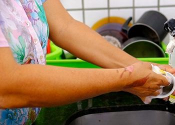 Pesquisa sugere que dedicação às atividades domésticas de mulheres é subnotificada no Brasil