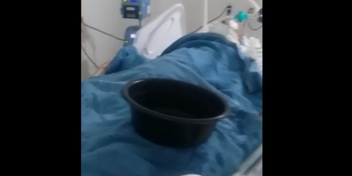 Chuva provoca goteiras em hospital de Mossoró e funcionários colocam bacia sobre maca de paciente para conter água