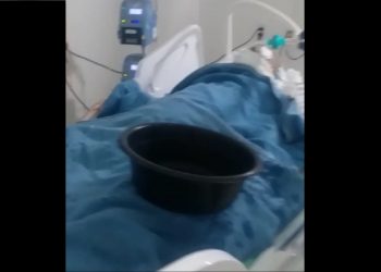 Chuva provoca goteiras em hospital de Mossoró e funcionários colocam bacia sobre maca de paciente para conter água