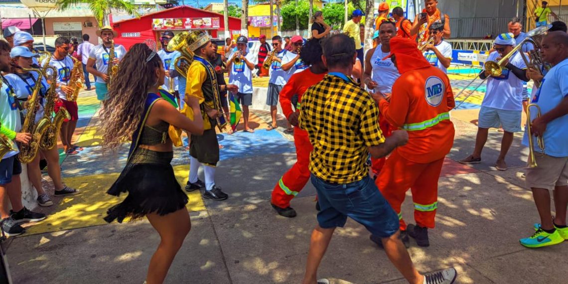 Carnaval de Parnamirim encerra com bloco Vassourinhas