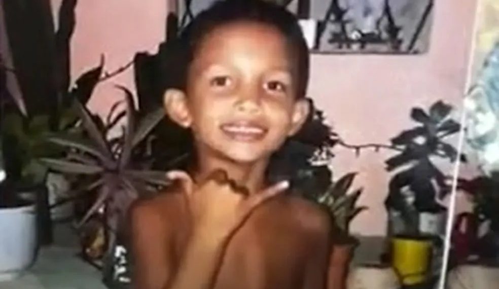 Criança de 6 anos morre após ser atingido por viga enquanto brincava em casa