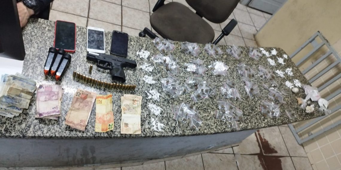 Polícia Civil apreende arma de fogo e drogas em Mossoró