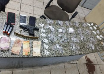 Polícia Civil apreende arma de fogo e drogas em Mossoró