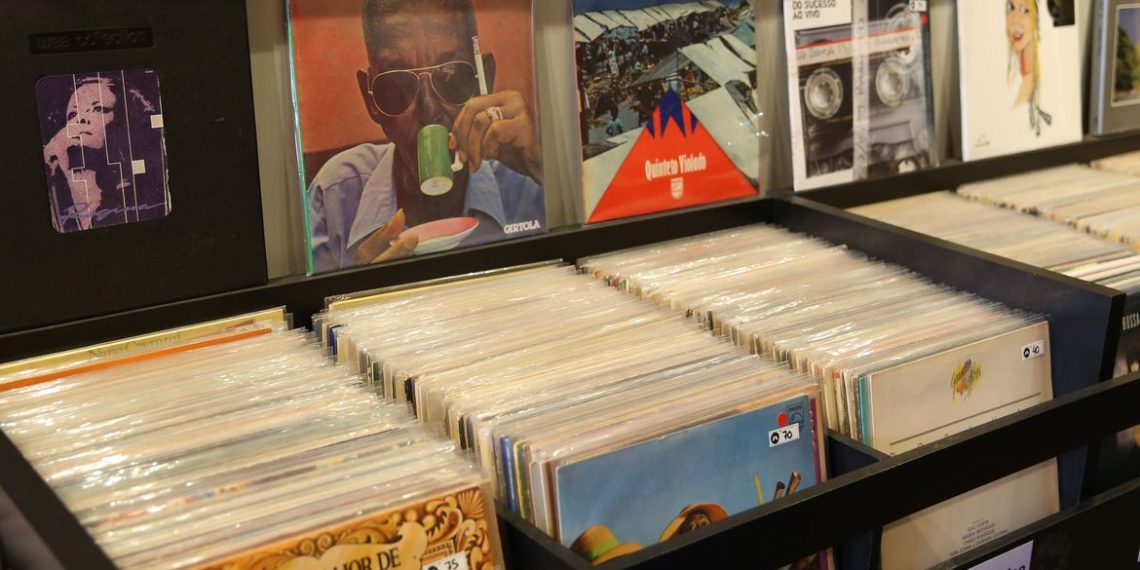 Vendas de vinil ultrapassam as de CD pela primeira vez desde 1987