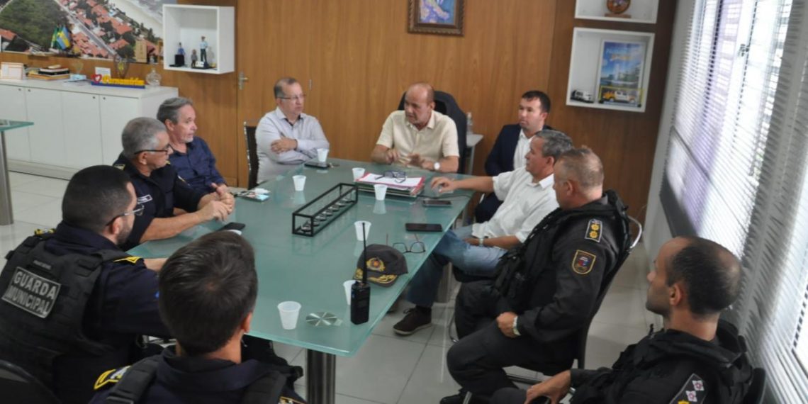 Parnamirim: 	Prefeito se reúne com equipes de segurança para tratar de atentados no município