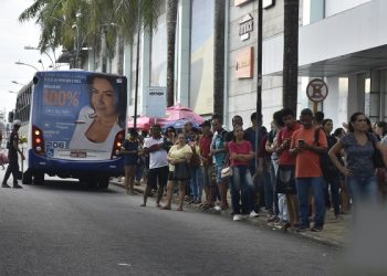 Passageiros enfrentam superlotação e atrasos nos ônibus; 23 linhas operando