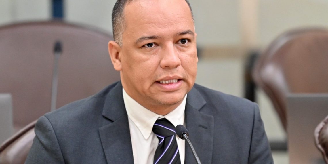 Deputado Taveira Júnior pede apoio do governo aos permissionários do transporte público