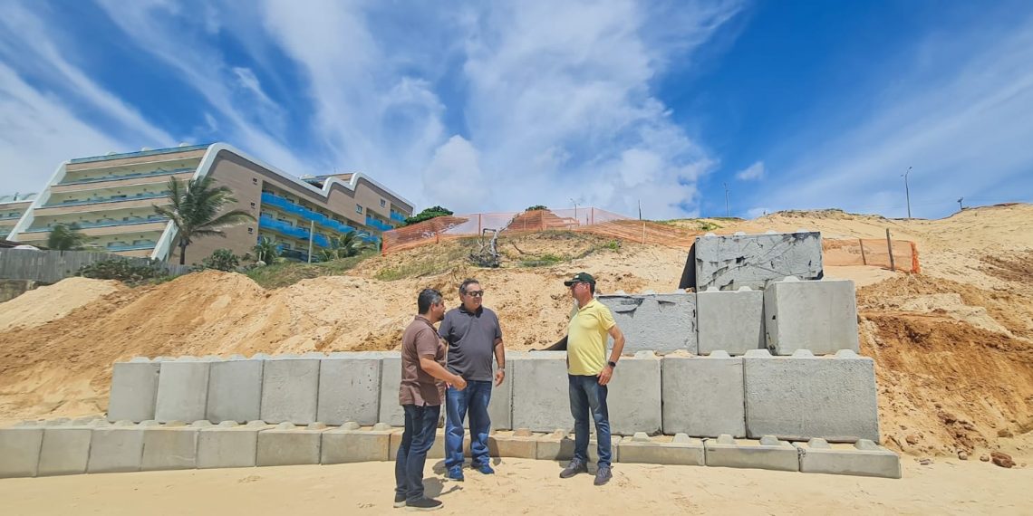 Prefeito Álvaro Dias vistoria a obra do enrocamento da praia de Ponta Negra