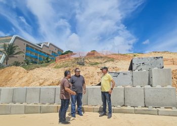 Prefeito Álvaro Dias vistoria a obra do enrocamento da praia de Ponta Negra