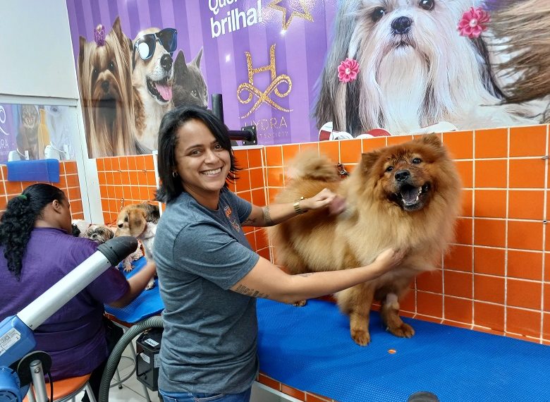 Empreendedora apaixonada por cães salta obstáculos para ser orgulho da mãe
