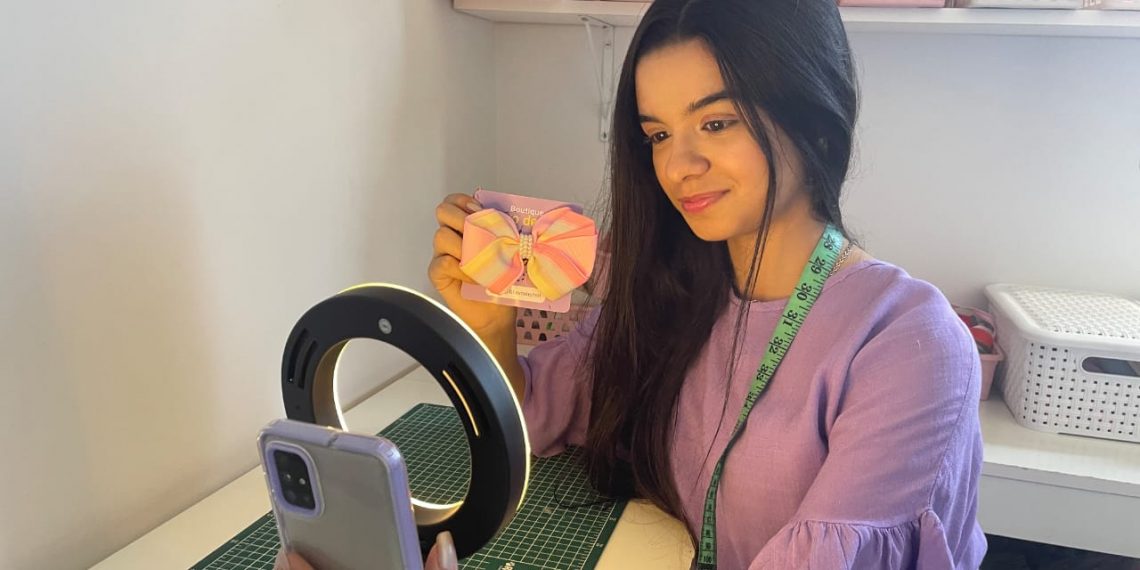 Adolescente empreendedora faz sucesso com acessórios infantis